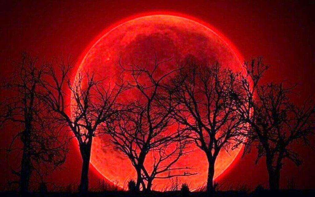 امشب ۱۶ شهریور ۱۴۰۴ (۷ سپتامبر ۲۰۲۵) شاهد ماه گرفتگی کامل و قرمز یا ماه خونین باشید. این پدیده نجومی در آسمان ایران و جهان قابل مشاهده است. زمان، علت سرخ شدن ماه و فرصت عکاسی نجومی امشب را از دست ندهید.